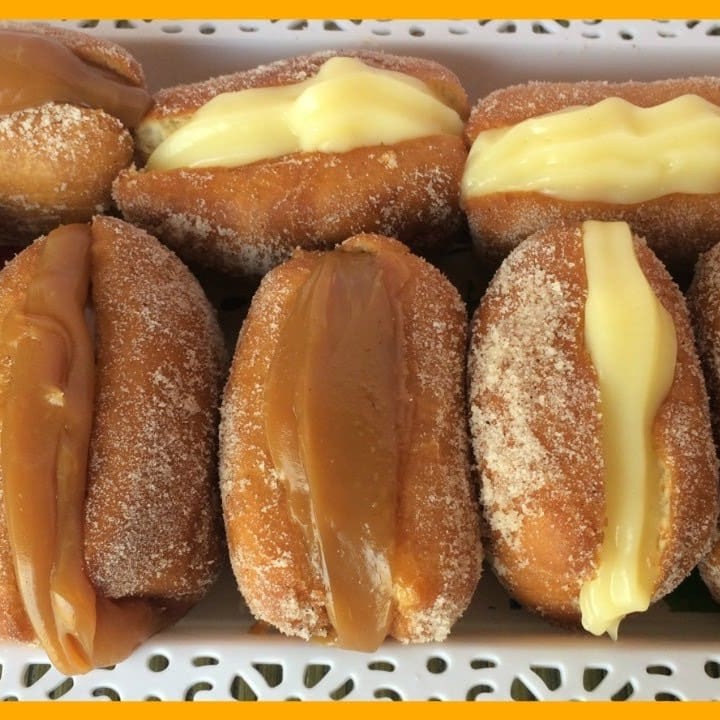 Massa doce com recheios de: doce de leite ou creme de confeiteiro