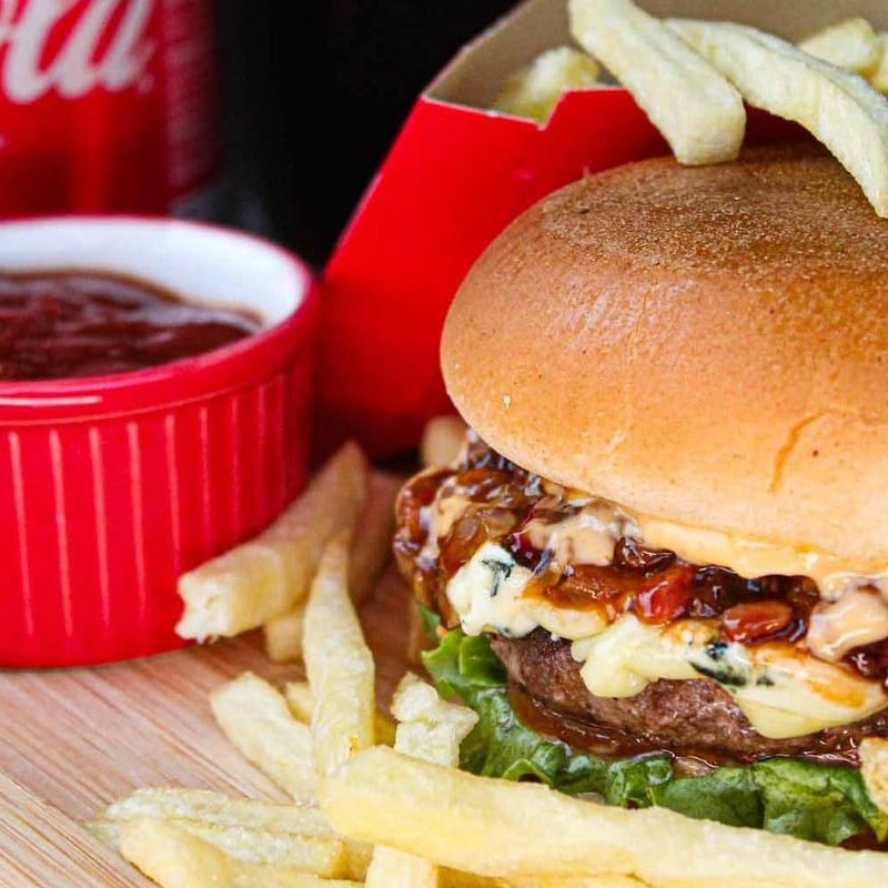 Pão de Brioche, 130g de Blend da Maju, muçarela, gorgonzola, cebola caramelizada, alface, tomate, molho + batata frita pequena + coca 350 ml