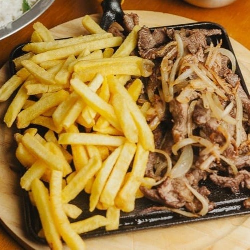 Uma combinação irresistível de 500g de suculentas iscas de carne bovina, bem temperadas e grelhadas no ponto certo, acompanhadas de 500g de batatas fritas crocantes por fora e macias por dentro. Ideal para compartilhar ou matar a fome com muito sabor. Perfeito com uma boa bebida gelada! Tags #Iscasdecarne #Batatafrita #Comboparadois #Jantardelícia #Petiscotop #Sabordeboteco #Fritascrocrantes #Duoperfeito #Comidaboa #Iscascomfritas #Pradois #Petiscododia #Delíciaparacompartilhar #Carnecomfritas #Promoparacasal