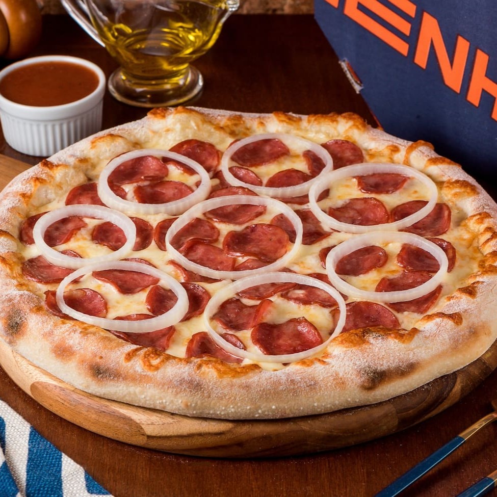Inegavelmente, o nome vem da região da Calábria, no sudeste da Itália, que é a origem dessa linguiça. Mas a criação dela é 100% brasileira de São Paulo.  Pizza preparada com massa de longa fermentação e aberta na mão, coberta por molho feito de tomates pelates selecionados e temperados, recheada com a clássica muçarela, linguiça calabresa defumada e cebolas.