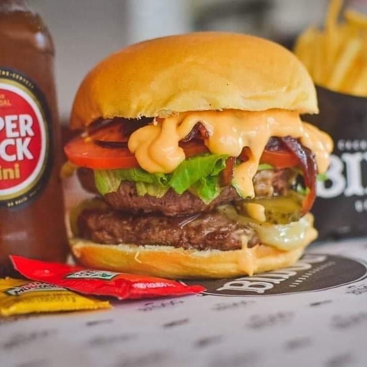 2 blend's de picanha de 200gr queijo meio cura, cebola agridoce, picles, alface americana, tomates selecionados e molho secreto bidog.