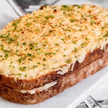 Pão Sourdough gratinado com molho bechamel, presunto, queijo gruyere e parmesão.