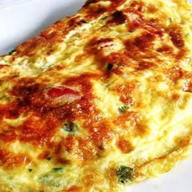 Feito com 3 ovos, queijo minas e peito de peru