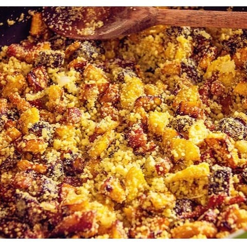 Deliciosa farofa feita com manteiga, alho, cebola, bacon e linguiça. Mínimo para venda de 500g. Foto meramente ilustrativa.