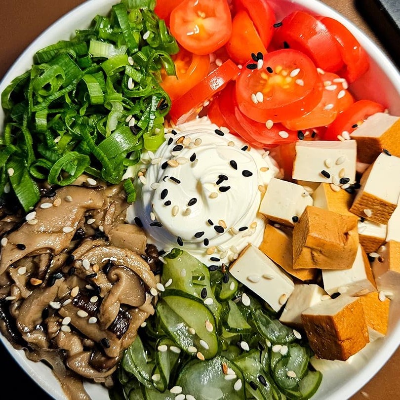 Arroz, cream cheese, shitake, pepino, cebolinho, tofu, tomate cereja e gerilim.