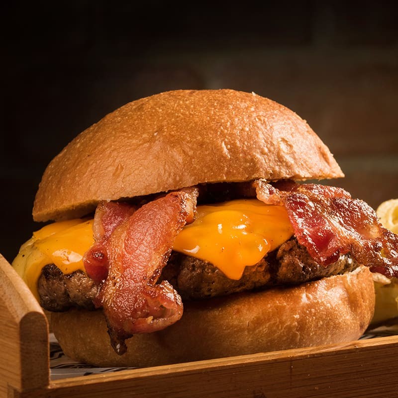 Vitorioso hambúrguer com 210g de carne, maionese stadium, coberto com delicioso queijo jack cheddar, bacon. Acompanha batata frita.