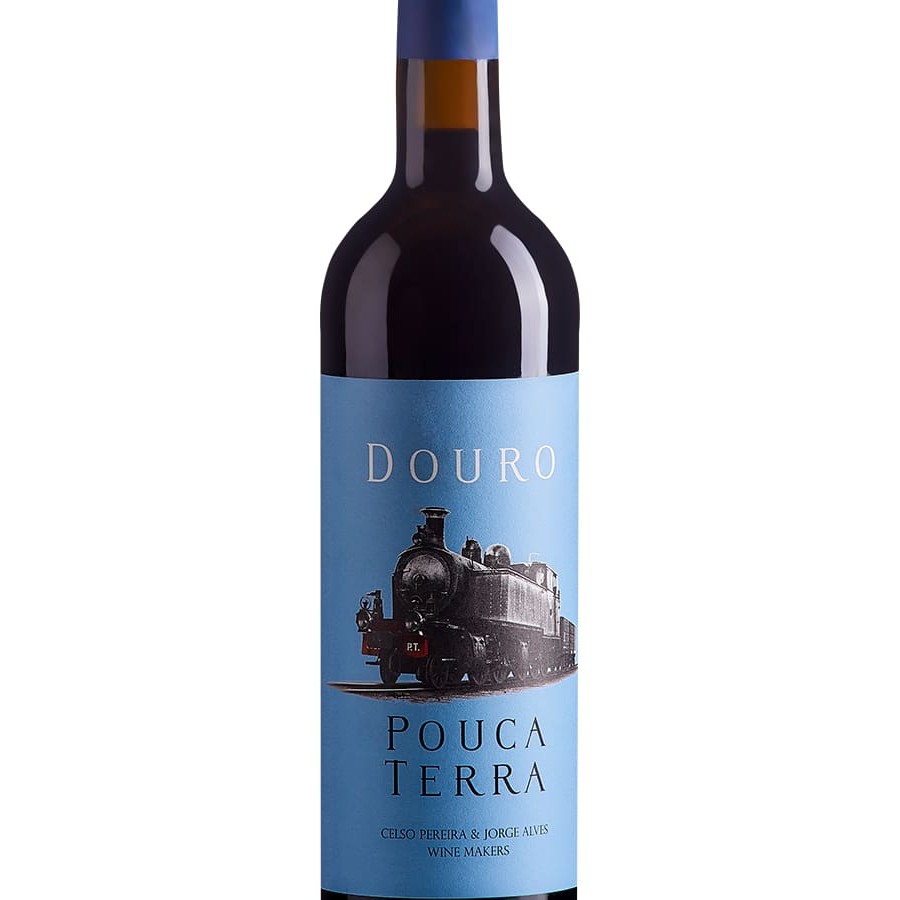 "Região: Douro (Portugal) Produtor: Quanta Terra As uvas do Pouca Terra tem sua origem na Quinta do Tralhão em uma parcela com cerca de 10 hectares com mais de 30 anos de idade. Com uma altitude média de 250m, as vinhas estão plantadas em uma parte bastante elevada da região do Douro com noites mais frescas e um clima mais seco. Vindima 100% manual. O nome ""Pouca Terra"" é uma alusão ao barulho que os trens faziam em seu percurso ao largo do Rio Douro. Foram produzidas apenas 8 mil garrafas deste vinho. Um ótimo vinho do Douro com excelente custo x benefício. Prova: Este vinho de cor rubi possui um aroma com notas de cacau, mel, baunilha, especiarias e frutas vermelhas maduras. Na boca, é maduro e vibrante, mas elegante ao mesmo tempo. Apresenta um frescor persistente, que se estende até o final da prova. Os sabores de cereja madura, chocolate e amora se fazem presentes. Teor Alcoólico: 13,5% Casta: Touriga Franca, Touriga Nacional e Tinta Roriz Volume: 750 ml"