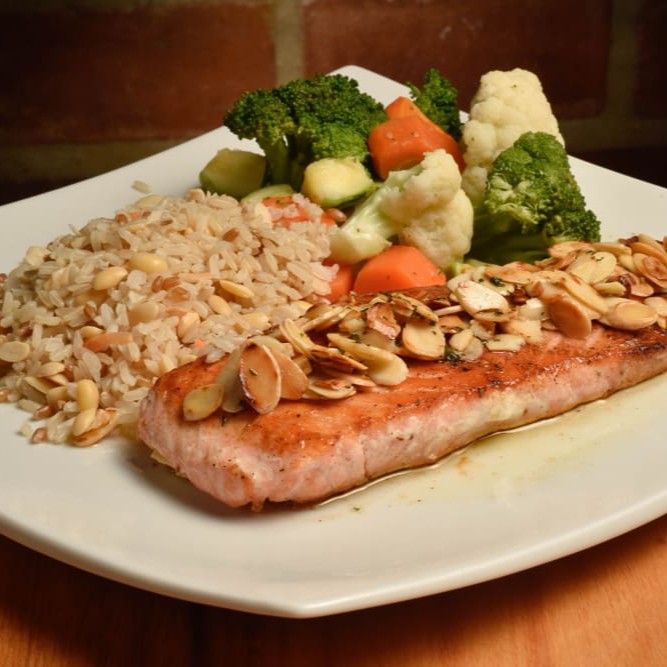 Posta de salmão, coberto com molho especial de amêndoas crocantes. Acompanha dois acompanhamentos de sua escolha.