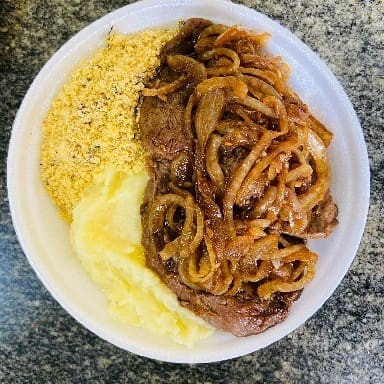 Suculento bife de alcatra acebolado. Acompanha arroz, feijão e farofa. Escolhas entre purê, macarronese, salada ou fritas.   Obs.:  - Embalagem Pt102. - Ideal para 1 pessoa. Esperamos que você tenha uma excelente refeição!  Tags: Bife, bife a cavalo, bife na chapa, bife frito.