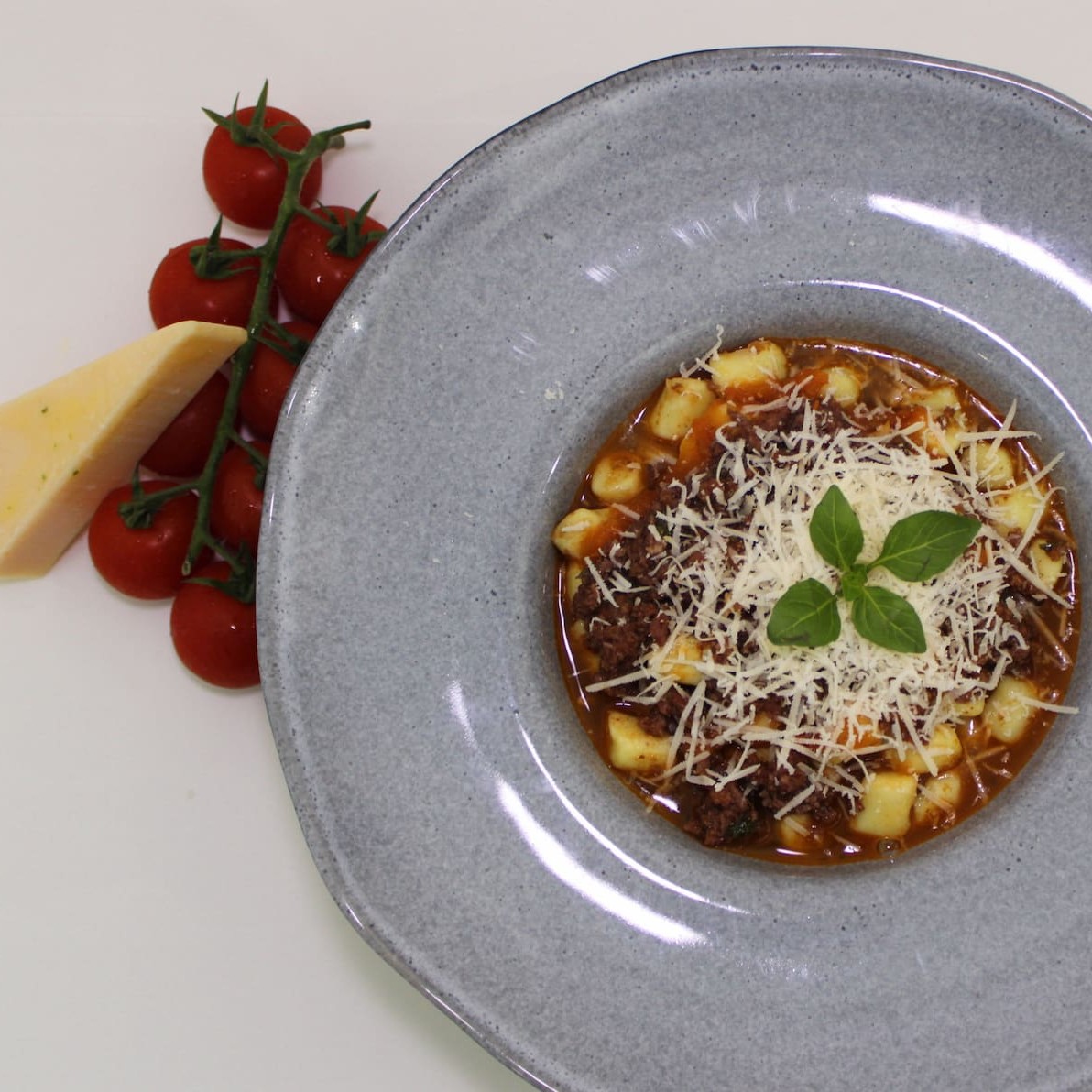 Costela bovina defumada lentamente e desfiada, cozida por horas em um molho rico de tomates defumados, ervas frescas, vinho tinto e temperos caseiros. O resultado é um ragu encorpado, com sabor profundo e defumado, que abraça a massa fresca ou grano duro (nhoque, talharim, tagliatelle, penne,  espaguete, ravioli, canelone ) em uma experiência única, com textura aveludada e aquele toque de comfort food.