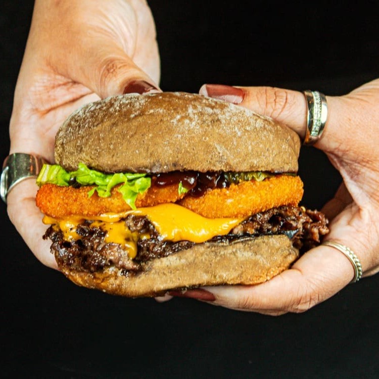 "Nosso delicioso ""Cebolito"", composto de dois deliciosos ultra smash's de 80gr com aquele tempero especial, 3 aneis da nossa maravilhosa cebola empanada, picles, alface americano e molho barbecue."