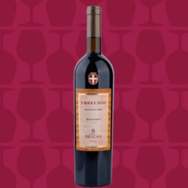 Os vinhos de guarda compõem uma seleção especial de barris, entre eles, o Vinho Família Deicas Preludio Tinto se destaca com sua elegância e sabor realçado, unidos a qualidade e de uma vinícola consagrada. Produzido no Uruguai, traz o melhor das uvas com ingredientes selecionados, que constituem uma textura concentrada e agradável, composta por uma completa variedade aromática de figos secos, frutas vermelhas maduras e baunilha, gerando um paladar ácido e redondo na boca. Ótima opção para apreciar Dia e noite.