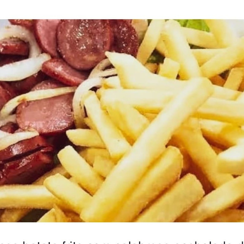 Pedaços de linguiça calabresa fritos acompanhados de batata frita.