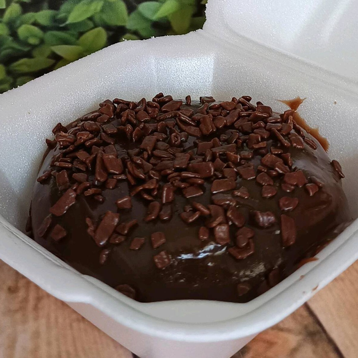 Macio e fofinho com massa de chocolate e com brigadeiro + 1 Guaraná natural. (serve 1 pessoa)