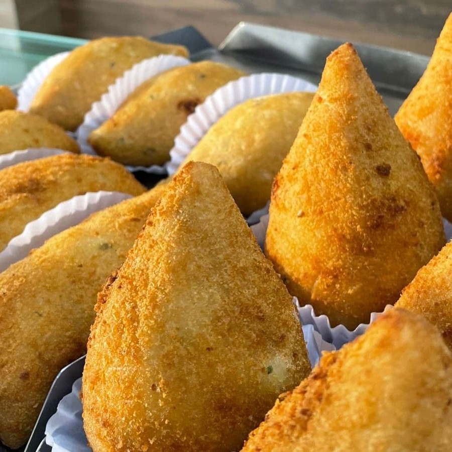 Recheio generoso, massa leve e aquela fritura no ponto! Escolha seu favorito, Coxinha s/ Catupiry, Coxinha c/ Catupiry, Enroladinho de queijo c/ presunto, Enroladinho de salsicha Clássicos do lanche, servidos sempre fresquinhos!