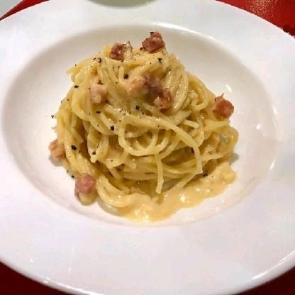 Spaghetti Alla Carbonara com molho à base de gema de ovos, queijo parmesão e bacon. Finalizado com pimenta do reino. * Massa grano duro superiore (importado).   #Insalata #Saladacaesar #Arancini  #Pappardelle #Spaghetti #Fettuccine #Risoto #Ravioli #Gnocchi #Carbonara #Massa #Comida Italiana Massa italiana Comida italiana #Massas #italia #nhoque