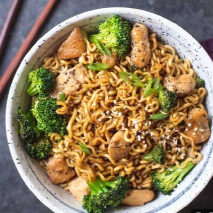 Espaguete instantâneo com repolho branco, roxo, cenoura, brócolis e molho da casa  Grande