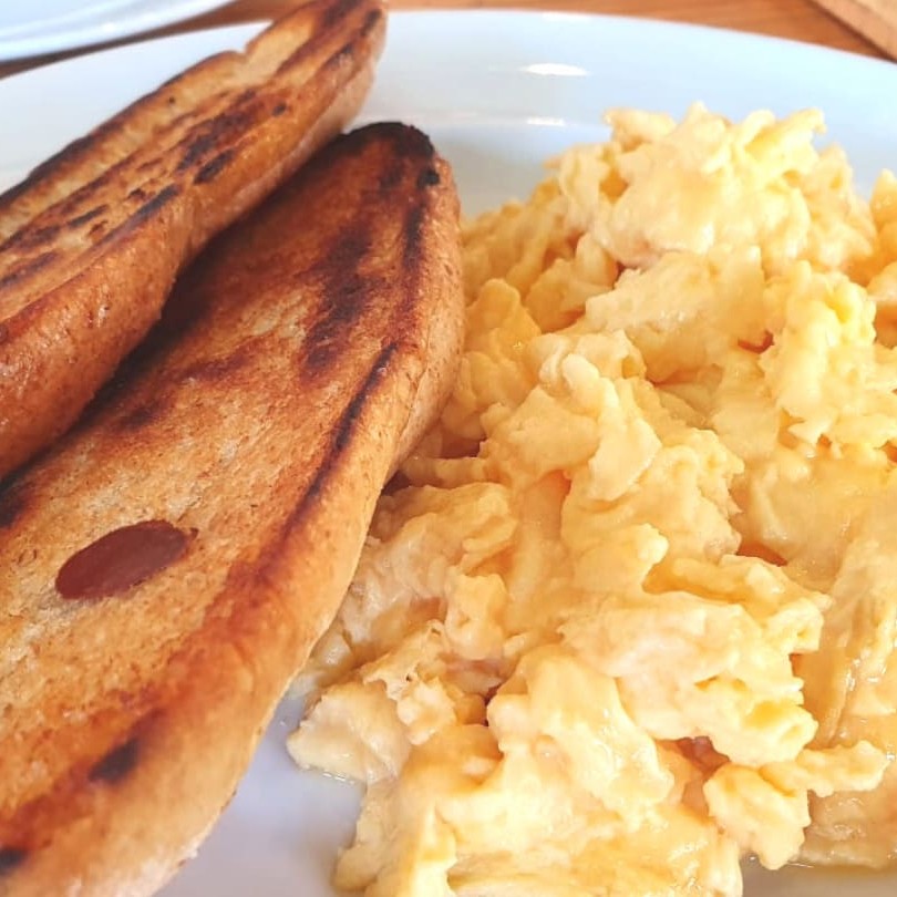 4 Ovos Mexidos Com 2 Fatias de Queijo e Bacon em Cubos e 1 Baguete na Chapa com Mantega