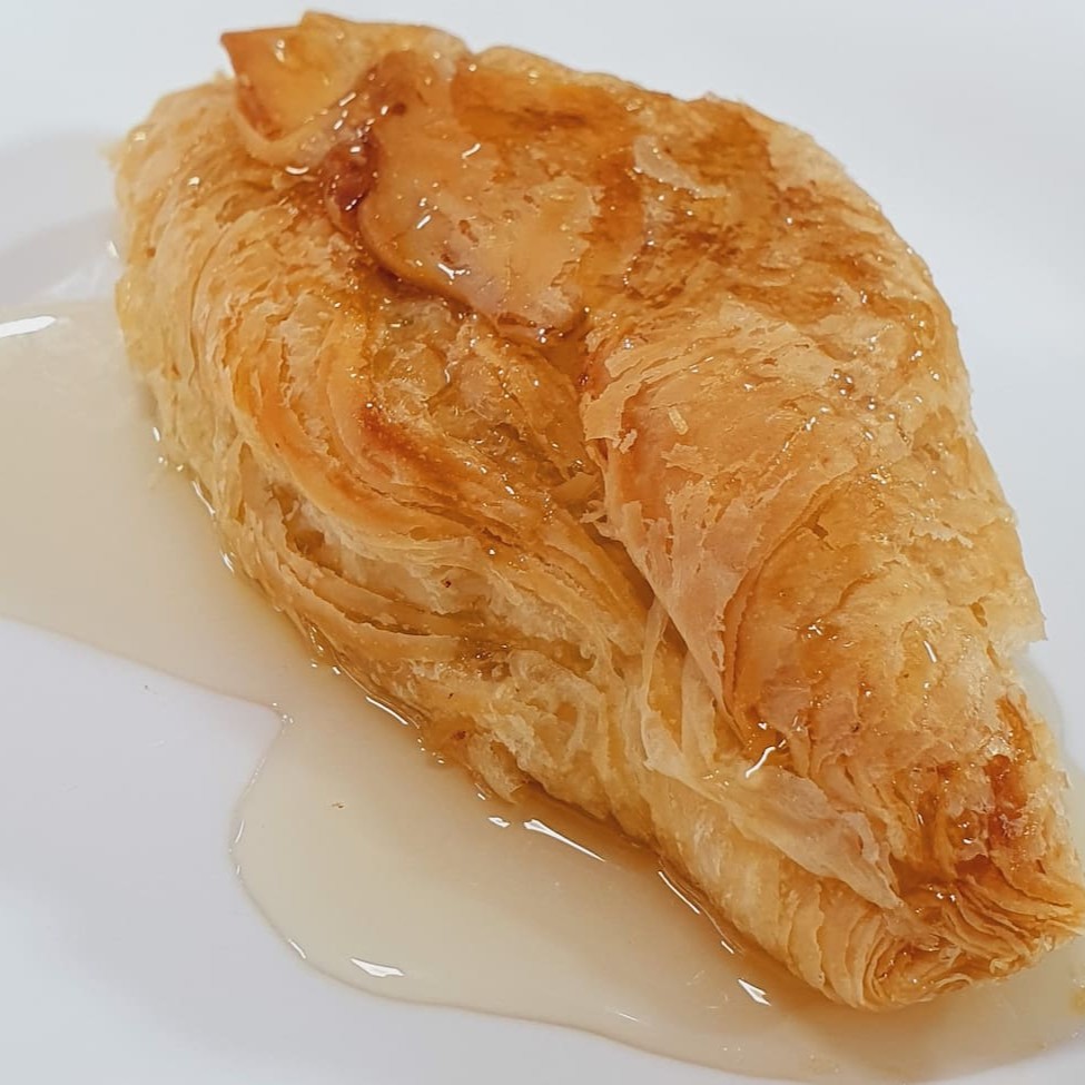 Fatuier de Nozes , doce com massa folhada e recheado com Nozes suculentas , e para finalizar , a Calda feita com Águas de Flor de Laranjeiras  #tags: doce - árabe - sírio - libanes - turca - marroquina - sobremesa - docinho - habib - tarde - pospasto - lanchinho