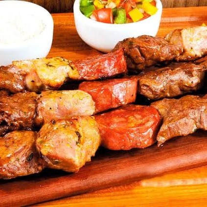 Espetinho de linguiça calabresa, linguiça fina, carne e Filé de frango.