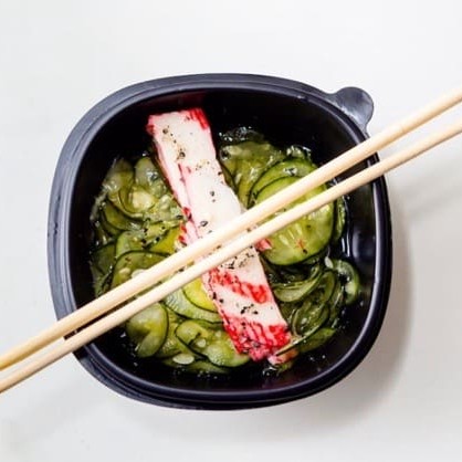 Salada de pepino, com kani e gergerlim.