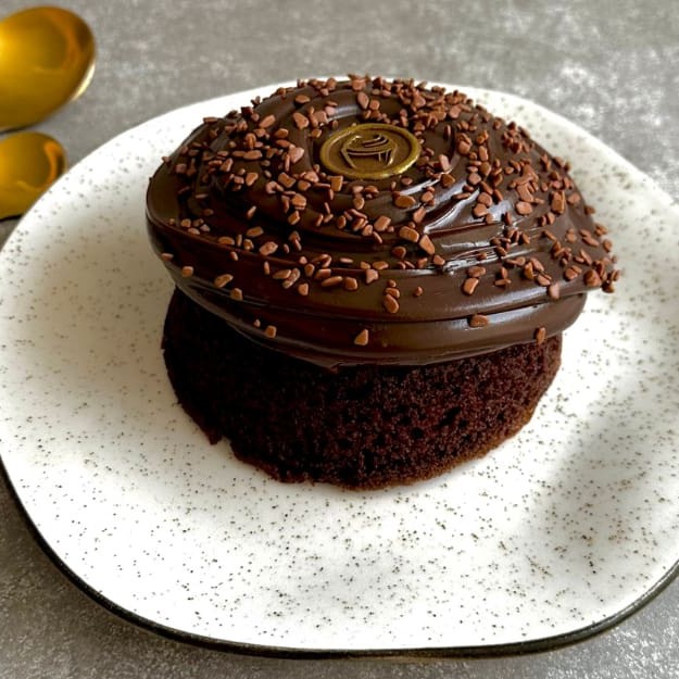 Mini bolo vulcão de chocolate super fofinho com muito brigadeiro de chocolate no recheio e cobertura - bem cremoso, com granulados de chocolate belga! Perfeito para dividir ou comer sozinha(o) :) A Cake Shot não altera e/ou adiciona ingredientes aos produtos já formulados. Escrevemos bilhetes Apenas na compra do mesmo que está disponível no começo do cardápio. - 12cm - 350g Bolo vulcão - Bolo de chocolate - Mini vulcão - Mini bolo - Bolinho - Mini bolo vulcão - Bolo de chocolate com brigadeiro - Bolo de Brigadeiro - Vulcão de Brigadeiro - Brigadeiro - Chocolate - Promoção - Entrega grátis