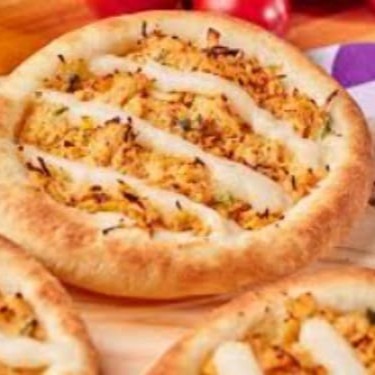 Massa especial coberta com frango desfiado temperado e Catupiry