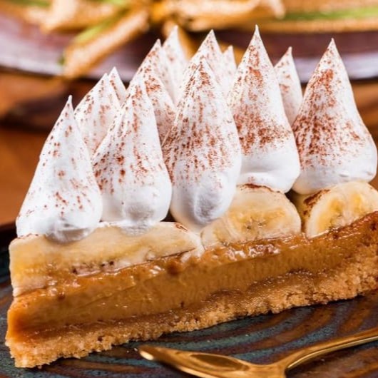 Sablée de amêndoas, doce de leite, banana fresca, chantilly e cacau 100%