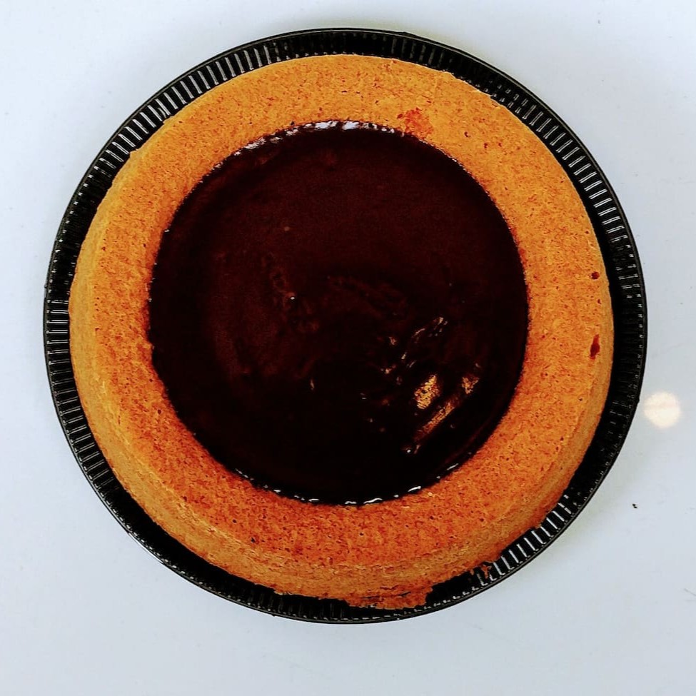 Este Bolo de Cenoura com Piscina de Chocolate é uma verdadeira tentação. Com uma textura leve e macia, o bolo é feito com cenouras frescas, que além de saudáveis, proporcionam um sabor inigualável. A generosa 'piscina' de chocolate é cremosa e rica, feita com o mais puro e delicioso chocolate, proporcionando uma experiência de sabor única.