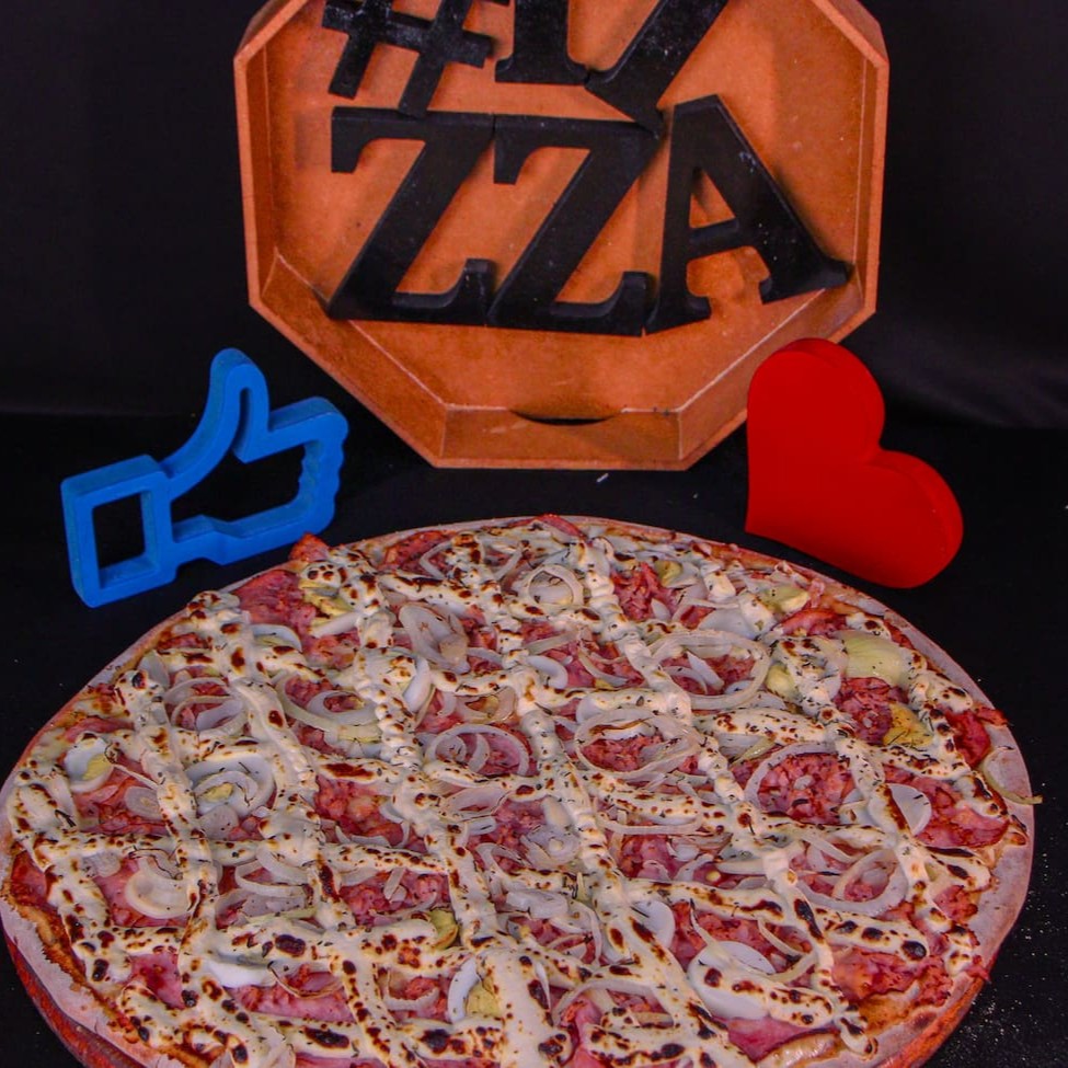 Molho da casa, mussarela, lombo canadense, presunto, ovos, cream cheese, cebola, orégano