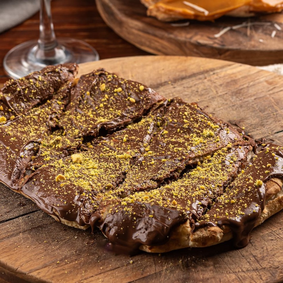 Massa da casa e recheio de Nutella. Finalizada com pistache.
