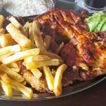 - galeto sem ossos, assado na brasa, acompanha arroz branco, feijão macassar, farofa, vinagrete, batata frita e manteiga de garrafa.