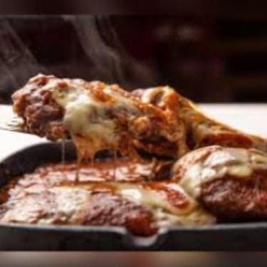 Apresentamos o 'Bife à Parmegiana', uma exclusividade do Chef Barros na categoria 'Carnes'. Este prato é uma verdadeira celebração ao paladar, unindo a suculência de um bife primorosamente preparado ao sabor inigualável do queijo parmesão, derretido à perfeição. Acompanhado de um molho de tomate fresco e caseiro, que adiciona um toque final de perfeição. Uma refeição ideal para aqueles que apreciam a autêntica culinária italiana com um toque brasileiro. Um verdadeiro deleite aos amantes de carnes!