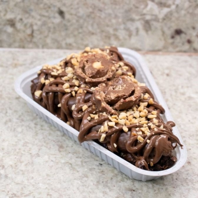 Brownie Ferrero: camadas perfeitas de prazer com brigadeiro, Nutella, bombom Ferrero e amendoim.