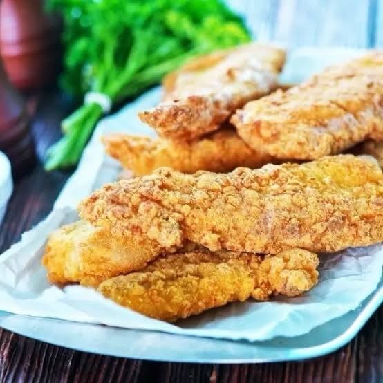 Este prato é para quem realmente ama frango! Apresentamos nossas suculentas Tiras de Frango Empanado, cuidadosamente preparadas para uma crocância perfeita. Elas são acompanhadas de um delicioso e nutritivo Arroz de Brócolis, que traz um toque verde vibrante ao prato. Além disso, temos um cremoso e aveludado Purê de Batatas, que proporciona uma textura irresistível. Para completar, uma refrescante Salada de Alface, que oferece a leveza perfeita para equilibrar este delicioso prato. Uma combinação perfeita para agradar ao paladar mais exigente.