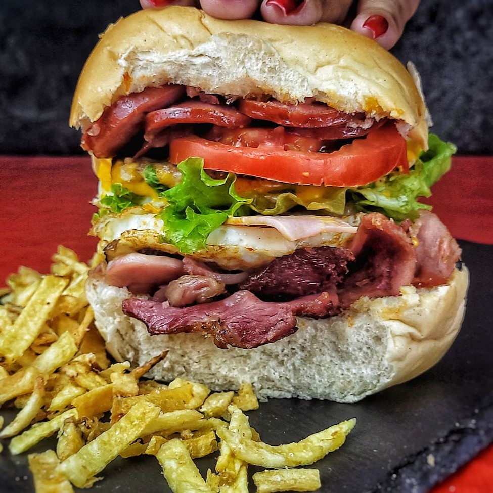 Saboroso lanche com Pão bola , 2 carnes, 2 ovos, 2x queijo cheddar, 2x presunto, calabresa, bacon , ketchup , maionese da casa , milho, ervilha , batata palha e queijo ralado. #hotdog#bacon#cheddar#picanha#xtudo#xsalada#burguer#cachorroquente