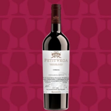 Apresenta aromas de frutas vermelhas, ervas e um sutil final tostado. Possui boa estrutura, com sabores de frutas vermelhas e toques minerais que refletem o terroir. A fruta domina as notas oriundas do tempo em barrica.