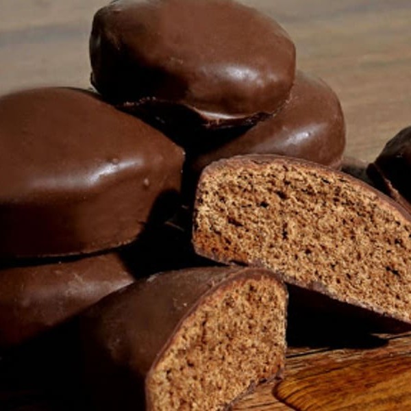 Delicie-se com a nossa sofisticada bandeja de Pão de Mel, composta por 20 unidades meticulosamente confeccionadas. Cada peça é um encontro harmonioso de sabores, onde o mel, doce e suave, se mistura com uma massa cuidadosamente temperada. Cada pão de mel é primorosamente acomodado em nossa bandeja especial, tornando-a a opção ideal para compartilhar momentos doces e agradáveis com amigos e familiares, ou simplesmente para se deleitar em uma pausa solitária. Uma verdadeira tentação proveniente da nossa seção de Confeitaria Doces!