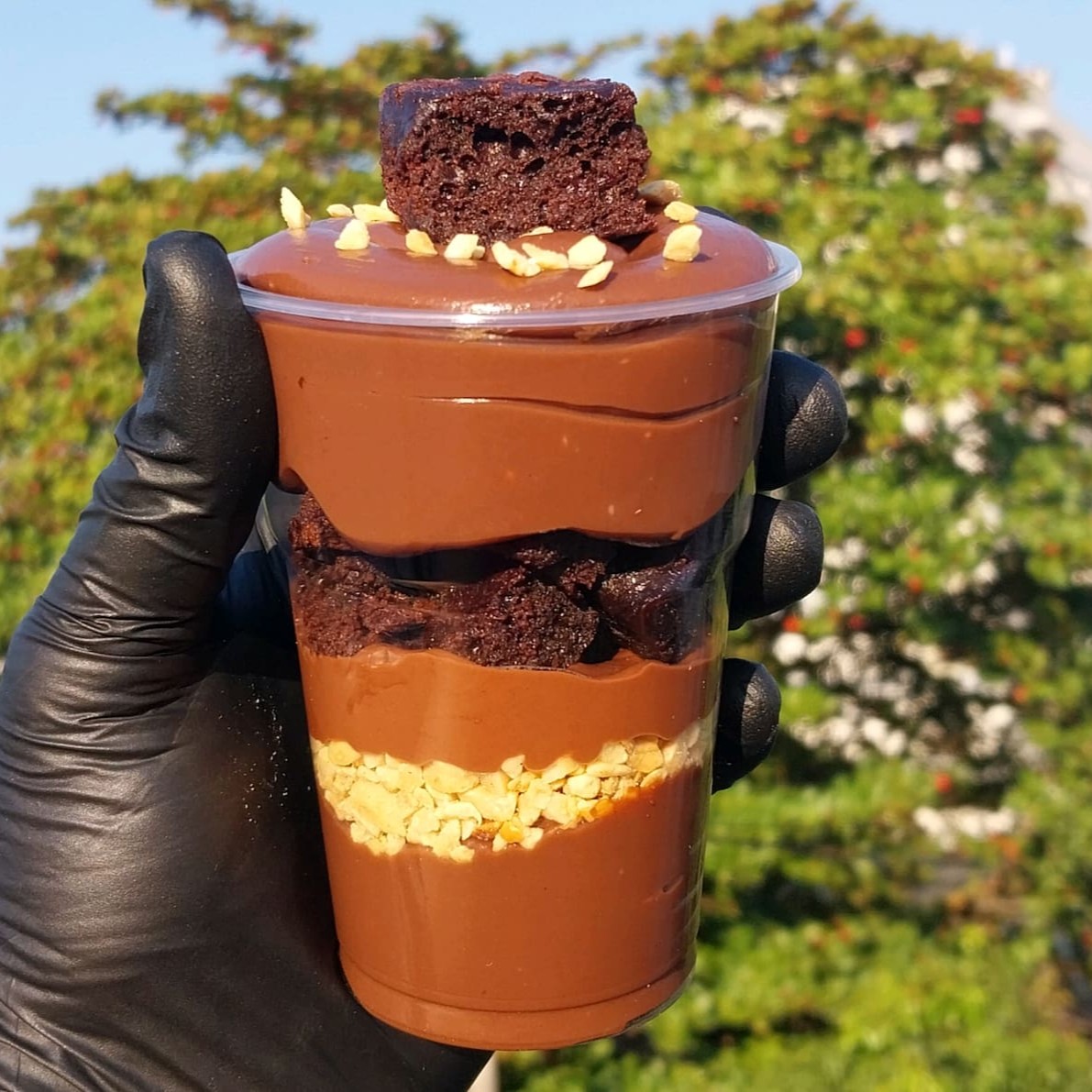 Copo de 200 ml recheado com nosso creme de chocolate , amendoim picado , muita nutella e nosso brownie chocolatudo