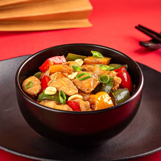 Uma deliciosa combinação de frango e legumes frescos, como cebola e pimentões coloridos, salteados com um molho de ostras e cogumelos que realça o sabor de cada ingrediente. A crocância do amendoim sem pele traz um toque especial ao prato, enquanto a cebolinha adiciona frescor. O Frango Xadrez é uma opção vibrante e cheia de sabor, com o equilíbrio perfeito entre o doce, o salgado e o crocante. Uma refeição leve e deliciosa.