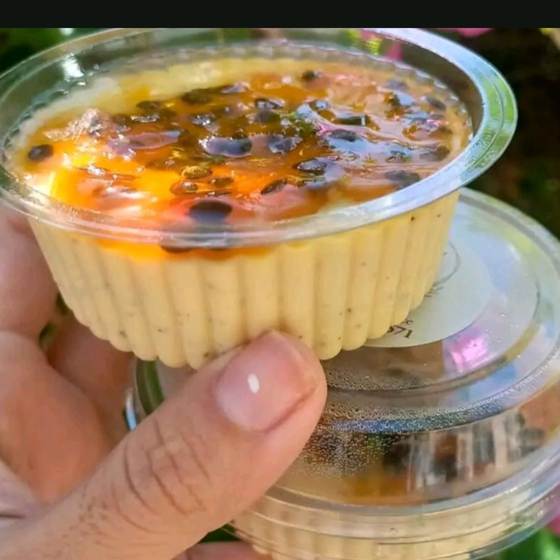 Farofa de biscoito, mousse de maracujá