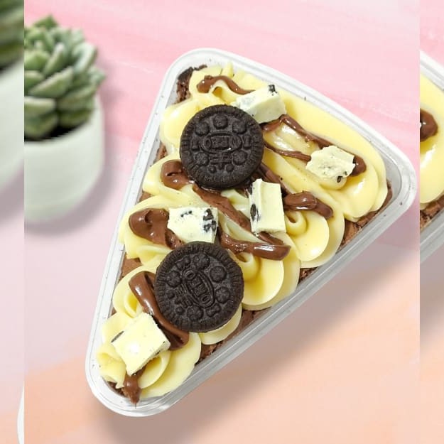 Nossa Pizza Brownie, chegou fazendo maior sucesso ... Composto por: Um Brownie bem molhadinho e aquela casquinha que não pode faltar, coberto por um Brigadeiro Branco, uma camada de Nutella, pedaços da barra de chocolate Laka Oreo e Mini Oreo. ___Esse produto é servido Super gelado.___           ______Tags______________ Bolo, Brownie, copo da felicidade, bolo no pote, coca cola, chocolate, cookie, Nutella, Ninho, ferreiro rocher, Brownie no pote, morango, chocolate, brigadeiro, bolo vulcão, torta cookie, doces, chocolate, confeitaria, engenhoca , fonseca, Niterói Entrega grátis, taxa grátis, cupom de desconto, banoffe, Bombom de uva, Kinder bueno, red velvet, maracujá.