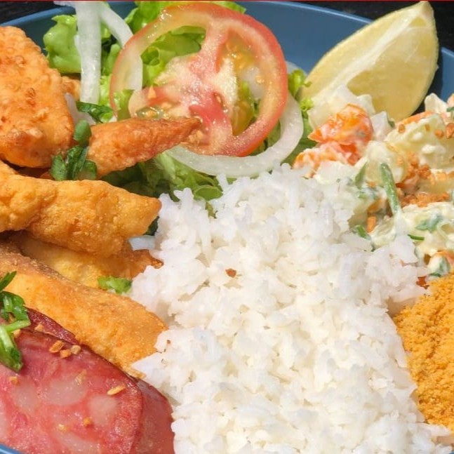 Um conjunto de opções da casa isca de frango  empanada , isca de peixe e Calabresa ( combo Sem saida )    → Campeão de vendas com receita especial da casa. Acompanha Arroz , feijão e Macarrão . Escolha entre Maionese ou salada de legumes  Obs: - Não acompanha farofa. - Embalagem Pt 102. - Ideal para uma pessoa.  Esperamos que você tenha uma ótima experiência com a gente.  Tag: Combo Sem Saída