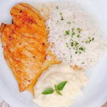 Arroz, feijão , macarrão ou arroz , file de frango grelhado com purê e salada embalagem de 500ml