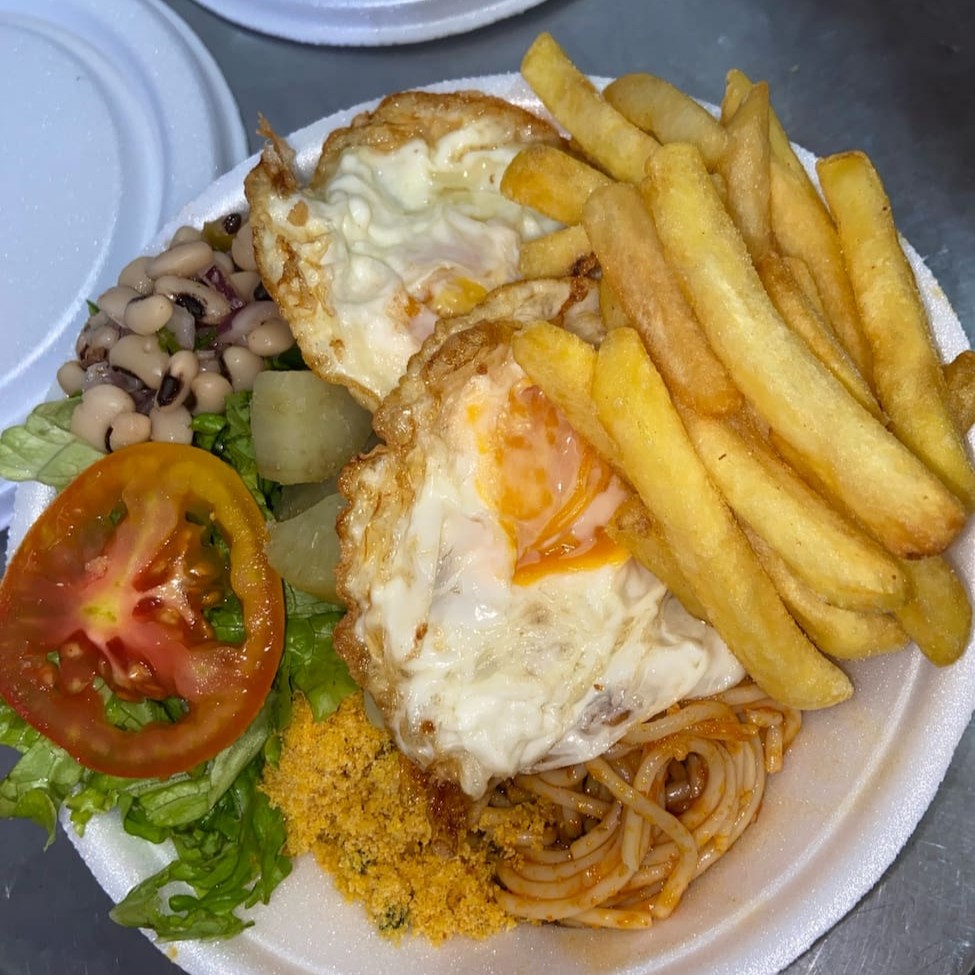 Acompanha: arroz, feijão, farofa, macarrão e salada (variadas)