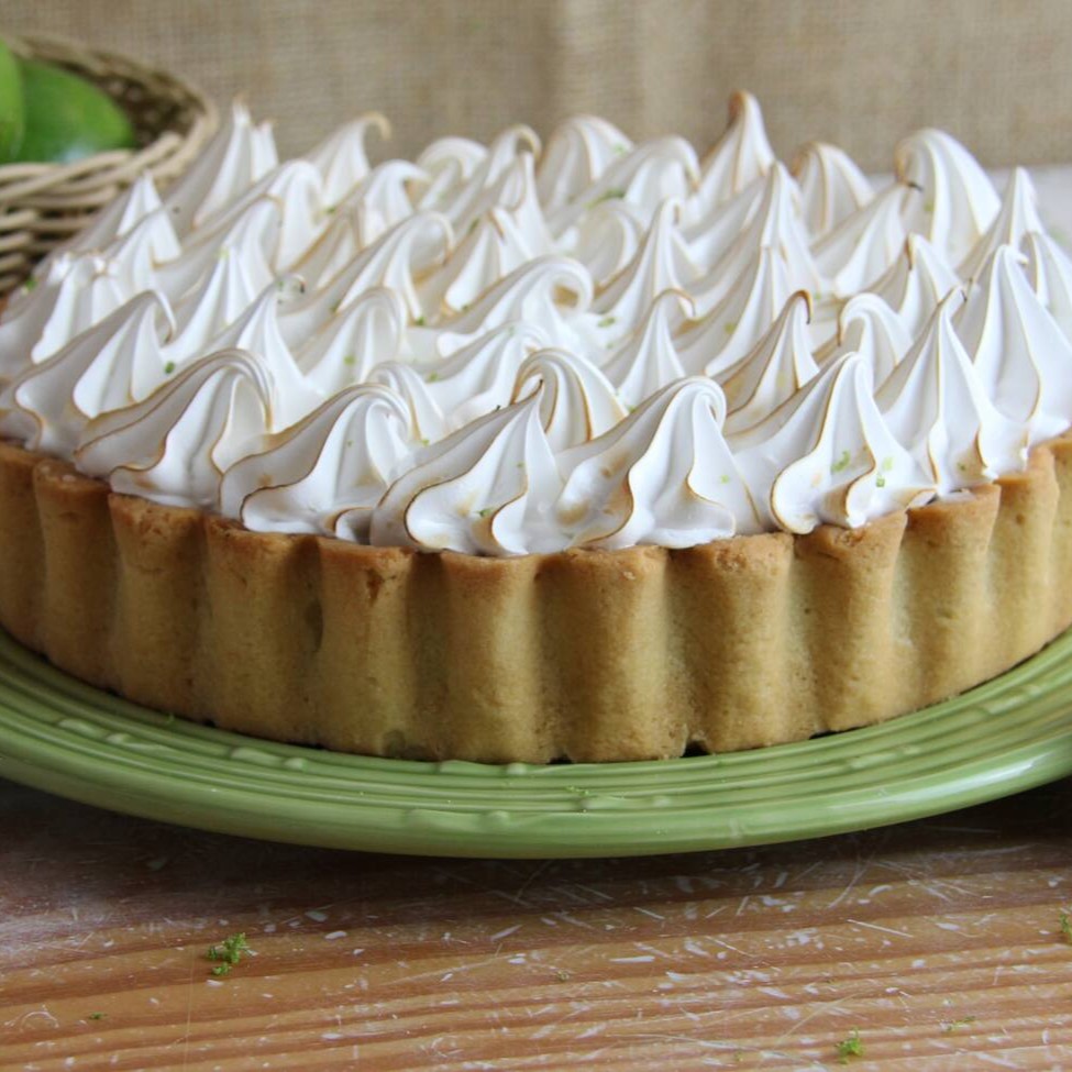 Massa sucreé recheada de puro leite condensado de limão e cobertura de merengue gratinado.   Diâmetro de 24 cm servindo aprox. 20 fatias.