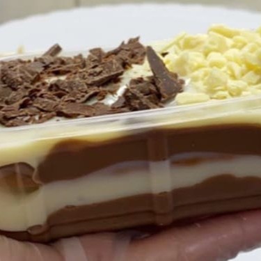 Biscoito maisena, creme belga e Ganache de chocolate