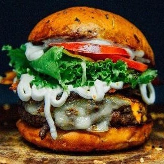 180g de Blend Bovino de Alta Qualidade, Queijo Derretido, Bacon, Cream Cheese, Cebola Caramelizada, Alface,Tomate e Maionese Caseira Temperada.