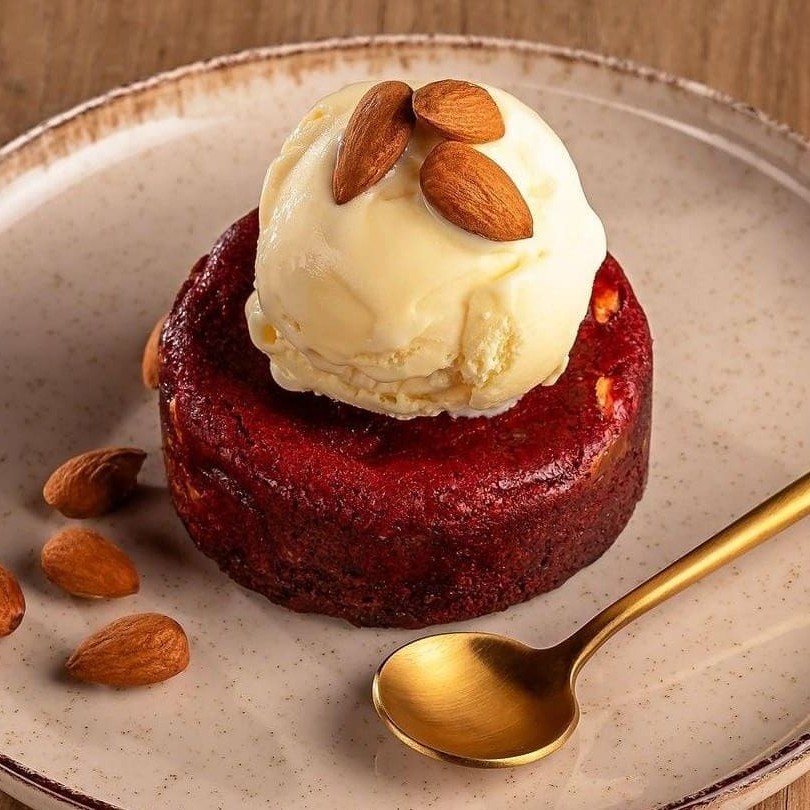 Torta Cookie sabor Tradicional com recheio de Nutella ou Red Velvet com recheio de Doce de Leite, gelato artesanal sabor Creme e amêndoas crocantes.