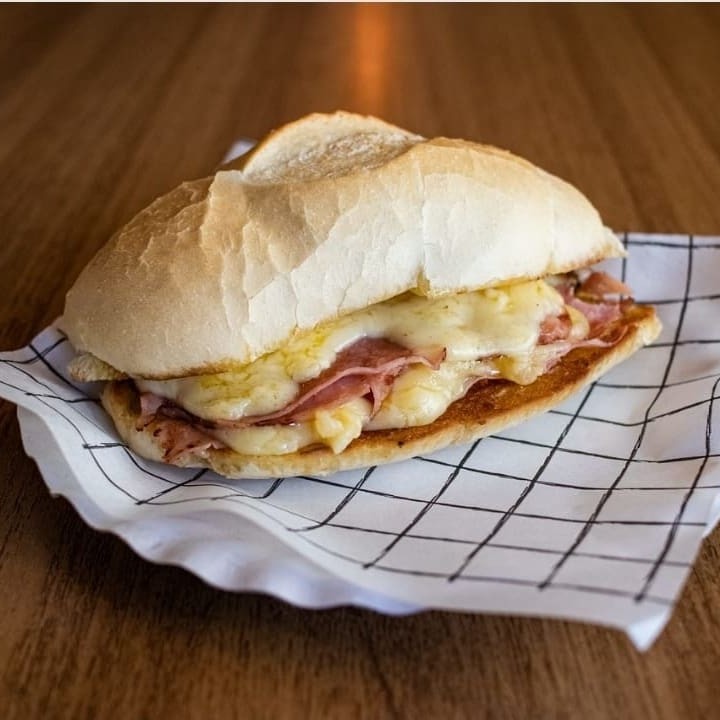 Pão de sal, manteiga, queijo e presunto